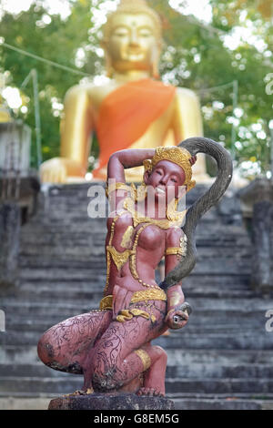 Phra Mae Thorani, la déesse de la terre, bouddhiste statue en Thaïlande Koh Phayam Banque D'Images