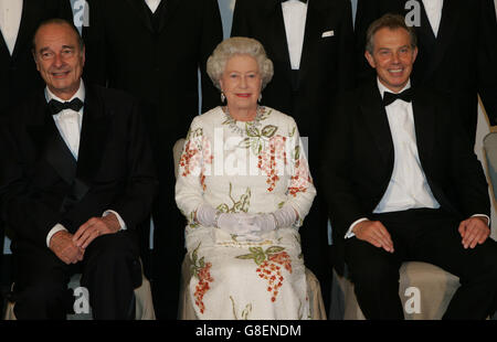 Le président français Jacques Chirac (à gauche), la reine Elizabeth II et le Premier ministre Tony Blair à Gleneagles, en Écosse. Banque D'Images