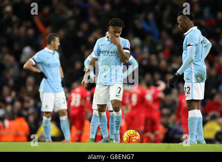 Raheem Sterling de Manchester City semble abattu lors du match de la Barclays Premier League au Etihad Stadium de Manchester. Banque D'Images