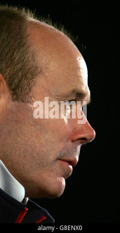 Sir Clive Woodward, entraîneur des Lions britanniques et irlandais, annonce que son équipe affronta samedi les All Blacks à Auckland, au Musée maritime d'Auckland. Banque D'Images