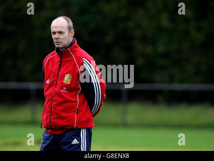 Rugby Union - British Lions Tour de Nouvelle-Zélande.Sir Clive Woodward, entraîneur des Lions britanniques et irlandais, lors d'une séance d'entraînement au club de rugby de Takapuna. Banque D'Images