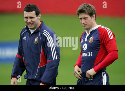 Rugby Union - British Lions Tour de Nouvelle-Zélande.Stephen Jones (L) et Ronan O'Gara des Lions britanniques et irlandais lors d'une séance d'entraînement au club de rugby Takapuna. Banque D'Images