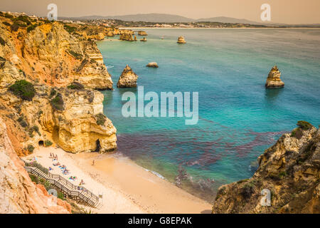 Les roches naturelles et plages à Lagos Portugal Banque D'Images