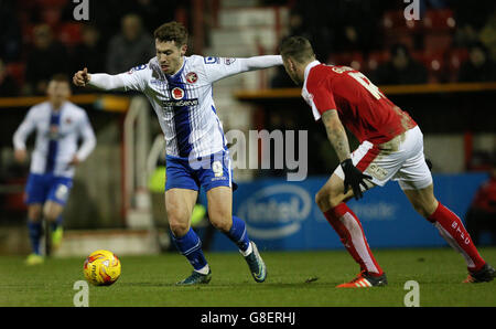 Swindon Town v Walsall - Sky Bet League One - County Ground.Tom Bradshaw de Walsall prend le Ben Gladwin de Swindon Town lors du match de la Sky Bet League One au County Ground, Swindon. Banque D'Images