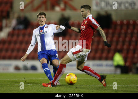 Paul Downing de Walsall est défié par Jordan Turnbull de Swindon Town lors du match de la Sky Bet League One au County Ground, Swindon. Banque D'Images