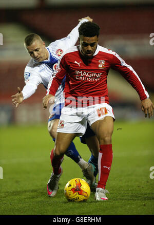 Swindon Town v Walsall - Sky Bet League One - County Ground.Nicky Adose de Swindon Town est défié par Jason Demetriou de Walsall lors du match Sky Bet League One au County Ground, Swindon. Banque D'Images