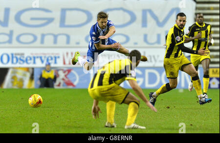 Michael Jacobs de Wigan Athletic lutte pour le ballon avec Robbie Weir (à droite) de Burton Albion, lors du match Sky Bet League One au DW Stadium, Wigan. Banque D'Images