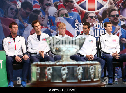 Kyle EdmundAndy Murray, capitaine Leon Smith, James Ward et Jamie Murray, de la Grande-Bretagne (gauche-droite), après le tirage au sort de la coupe Davis au Flanders Expo Centre, à Gand. Banque D'Images