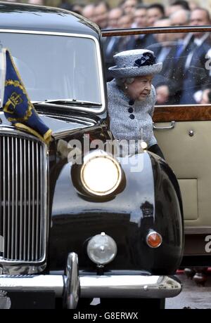 La reine Elizabeth II arrive au palais de San Anton à Attard au début de sa visite à Malte pour la réunion des chefs d'État du Commonwealth (CHOGM). Banque D'Images