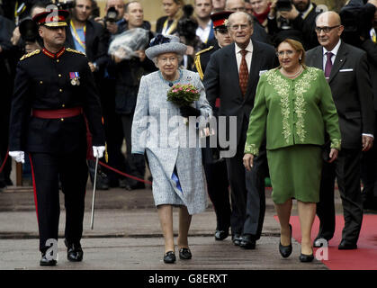 La reine Elizabeth II est accueillie par la présidente maltaise Marie Louise Coleiro alors qu'elle arrive au Palais San Anton à Attard pour la Réunion des chefs d'État du Commonwealth (CHOGM) à Malte. Banque D'Images