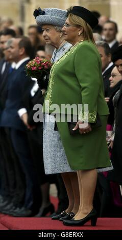 La reine Elizabeth II est accueillie par la présidente maltaise Marie Louise Coleiro alors qu'elle arrive au Palais San Anton à Attard pour la Réunion des chefs d'État du Commonwealth (CHOGM) à Malte. Banque D'Images