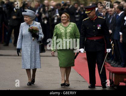 La reine Elizabeth II est accueillie par la présidente maltaise Marie Louise Coleiro alors qu'elle arrive au Palais San Anton à Attard pour la Réunion des chefs d'État du Commonwealth (CHOGM) à Malte. Banque D'Images