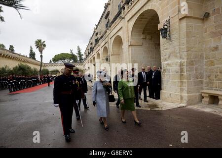 La reine Elizabeth II est accueillie par la présidente maltaise Marie Louise Coleiro alors qu'elle arrive au Palais San Anton à Attard pour la Réunion des chefs d'État du Commonwealth (CHOGM) à Malte. Banque D'Images