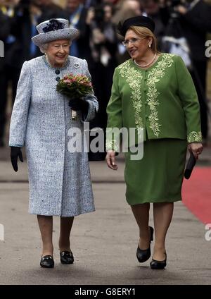 La reine Elizabeth II est accueillie par la présidente maltaise Marie Louise Coleiro alors qu'elle arrive au Palais San Anton à Attard pour la Réunion des chefs d'État du Commonwealth (CHOGM) à Malte. Banque D'Images