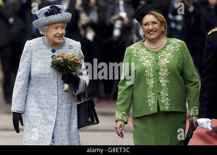 La reine Elizabeth II est accueillie par la présidente maltaise Marie Louise Coleiro alors qu'elle arrive au Palais San Anton à Attard pour la Réunion des chefs d'État du Commonwealth (CHOGM) à Malte. Banque D'Images