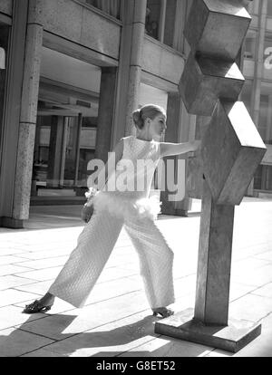 Pat Mills modélise un costume de pyjama en soie blanche de la Maison de la mode de Fabiana à St James' à Londres, après une présentation des collections italiennes Alta Moda à la salle de bal Quaglino. Banque D'Images