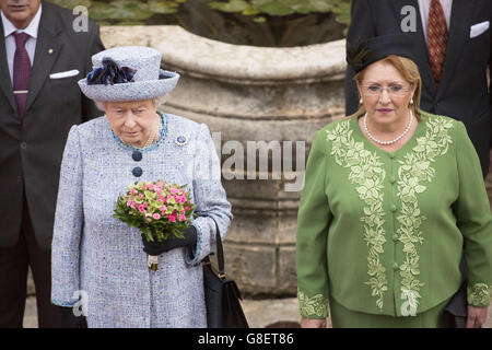 La reine Elizabeth II et la présidente maltaise Marie Louise Coleiro lors de la cérémonie officielle d'accueil alors qu'elle arrive au palais de San Anton à Attard pour sa visite sur l'île de Malte. Banque D'Images