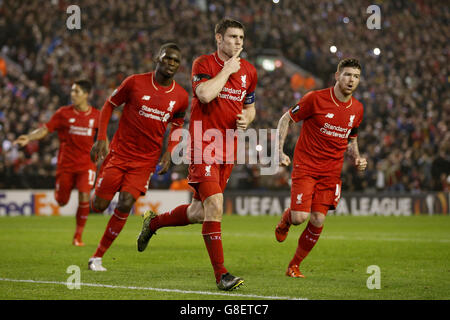 James Milner (au centre) de Liverpool célèbre son premier but du match de la place de la pénalité lors du match de l'UEFA Europa League à Anfield, Liverpool. Banque D'Images