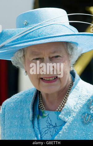 La reine Elizabeth II de Grande-Bretagne salue les troupes de la Marine royale d'aujourd'hui sur la victoire du HMS lors de l'International Fleet Review. Banque D'Images