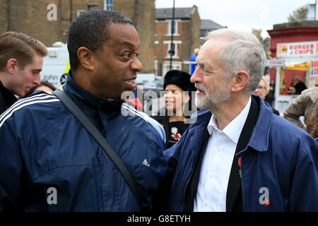 Football - Barclays Premier League - Arsenal / Tottenham Hotspur - Emirates Stadium.Le leader travailliste Jeremy Corbyn (à droite) discute avec les fans de football à l'extérieur du sol avant le match Banque D'Images