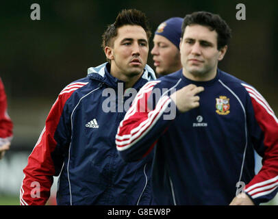 Deux membres du contingent gallois : Gavin Henson (à gauche) et Stephen Jones (à droite) pendant l'entraînement des Lions britanniques et irlandais. Banque D'Images