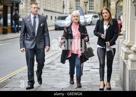 La famille et les amis de Becky Watts arrivent au tribunal de la Couronne de Bristol pour le procès de son meurtre. Banque D'Images