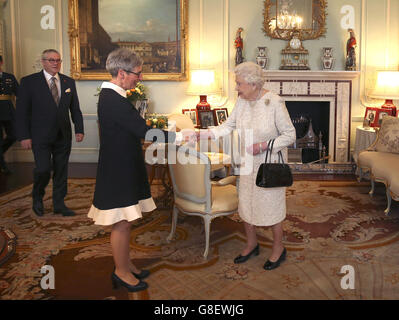 La reine Elizabeth II reçoit le gouverneur de Victoria, l'honorable Linda Dessau AM et son mari le juge Anthony Howard lors d'une audience au Palais de Buckingham, à Londres. Banque D'Images