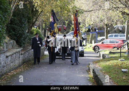 Le cortège funéraire de l'ancien combattant Tom Bryan, 92 ans, arrive au crématorium de Stockport après que des membres de sa famille ont appelé le personnel de service local actuel et ancien à payer leurs respects après qu'il est apparu que seulement quatre personnes étaient susceptibles d'être présentes Banque D'Images