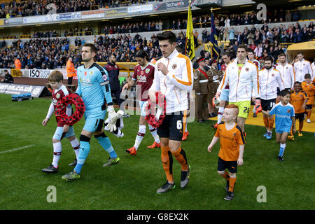 Football - Championnat Sky Bet - Wolverhampton Wanderers v Burnley - Molineux.Tom Heaton, gardien de but de Burnley (à gauche) et Danny Batth de Wolverhampton Wanderers se promeunent sur le terrain où se trouvent des couronnes de pavot avant le match Banque D'Images