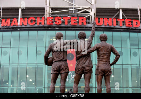 Football - Barclays Premier League - Manchester United / West Bromwich Albion - Old Trafford.La statue de la Trinité unie de George Best, Denis Law et Bobby Charlton à l'extérieur d'Old Trafford. Banque D'Images