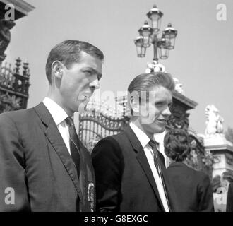 Les athlètes Mel Batty (l) et Maurice Herriott photographiés au Palais de Buckingham où ils rencontraient le duc d'Édimbourg. Le prince Philip, en tant que président du British amateur Athletics Board, présentait le London Athletic Club Centennial Trophy au détenteur du record de steeplechase Maurice Herriott, et une plaque à Mel Batty. Le prix Batty a été décerné par la Fédération internationale d'athlétisme amateur pour son nouveau record mondial de 10 miles établi au début de cette saison. Banque D'Images