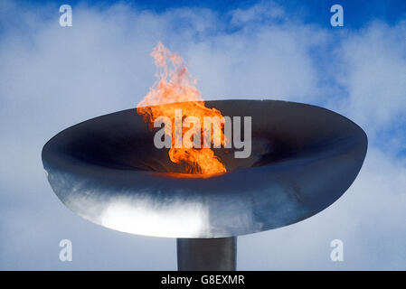 La flamme olympique lors des cérémonies d'ouverture pour les 1992 Jeux Olympiques d'hiver, Albertville, France Banque D'Images