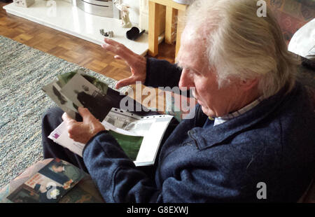 Michael Logan, 81 ans, qui n'avait que six ans lorsqu'une bombe explosive puissante a lâché sur Coventry, l'a laissé orphelin au plus fort de la guerre, chez lui à Coventry. 02/11/15 Banque D'Images