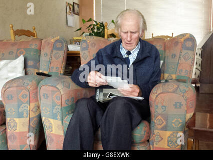 Une photo non publiée du 02/11/15 de Michael Logan, 81 ans, qui avait à peine six ans lorsqu'une bombe explosive puissante a lâché sur Coventry l'a laissé orphelin au plus fort de la guerre, chez lui à Coventry. Banque D'Images