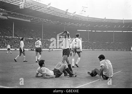 Jack Charlton (deuxième r), Roger Hunt (deuxième l) et John Connelly (l), en Angleterre, se sont éloignés de l'objectif après qu'une autre occasion ait été mendiante alors que Nestor Goncalvez (troisième l), Milton Viera (troisième r) et Luis Ubinas (r), en Uruguay, se sont mis à l'écart Banque D'Images