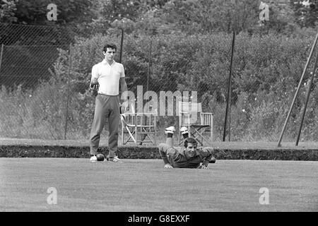 Le Carmelo Simeone (l) d'Argentine se présente comme un coéquipier Alfredo Rojas (r) lance son bois au cric pendant un moment de détente jeu de boules Banque D'Images