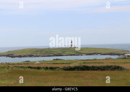 Vue sur le phare sur l'île de Bardsey, au nord du Pays de Galles Banque D'Images