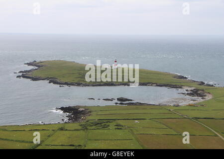 Vue sur le phare sur l'île de Bardsey, au nord du Pays de Galles Banque D'Images