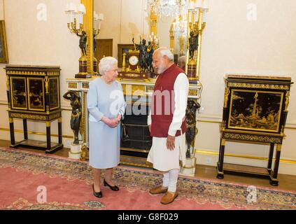 La reine Elizabeth II rencontre le premier ministre indien Narendra Modi au Palais de Buckingham, à Londres, le deuxième jour de sa visite au Royaume-Uni. Banque D'Images