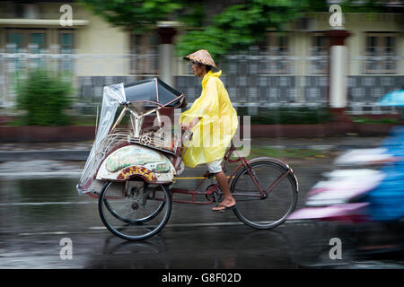 Pousse-pousse à vélo sous la pluie Banque D'Images