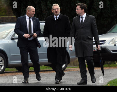 Le secrétaire général d'UNITE Len McCluskey (au centre), le secrétaire général adjoint Steve Turner (à gauche) et le responsable Dan Carden assistent aux funérailles de l'ancien député travailliste Michael Meacher à l'église St Mary's Church à Wimbledon, Londres. Banque D'Images