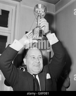 Le détective en chef du district John Edwin Bailey tient la coupe du monde de football au poste de police de Canon Row à Londres, où elle a été officiellement identifiée.Le trophée volé a été trouvé à Beulah Hill hier soir par David Corbett et ses cornichons. Banque D'Images