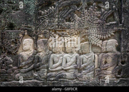 Sculptures bouddhistes Mahayana montrant des arhats / boddhisattvas - sur le côté du temple Bayon du XIIe ou du XIIIe siècle, Angkor Thom, Cambodge Banque D'Images