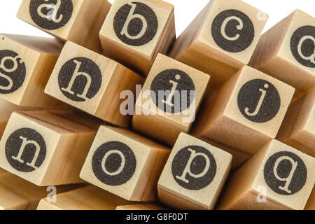 Les minuscules de l'alphabet anglais, collage de bois blocs isolés la typographie Banque D'Images