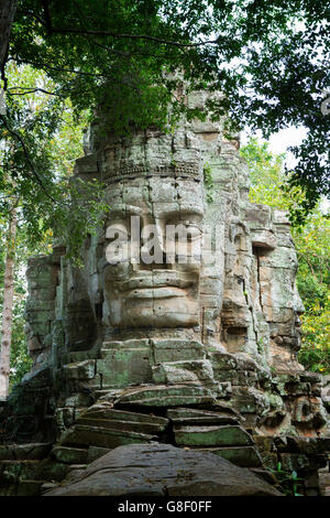 Bouddha visage sur la porte ouest d'Angkor Thom Banque D'Images