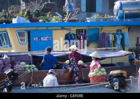 Marché flottant de Cai Rang, district de Cai Rang, Can Tho, Delta du Mékong, Vietnam Banque D'Images