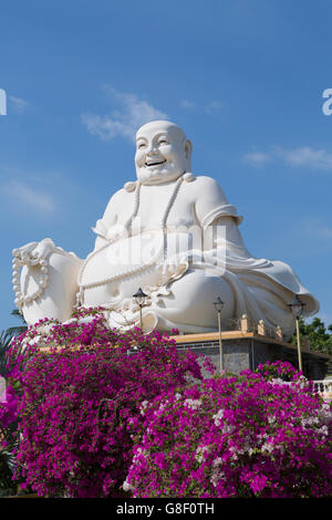 Bo Dai (Budai) statue de Maitreya au temple de Vĩnh Tràng dans le village de Mỹ Hóa, My Tho, Bảo Định canal, My Phong, Mekong, Delta, Vietnam, Asie Banque D'Images