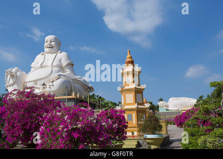 Bo Dai (Budai) statue de Maitreya au temple de Vĩnh Tràng dans le village de Mỹ Hóa, My Tho, Bảo Định canal, My Phong, Mekong, Delta, Vietnam, Asie Banque D'Images