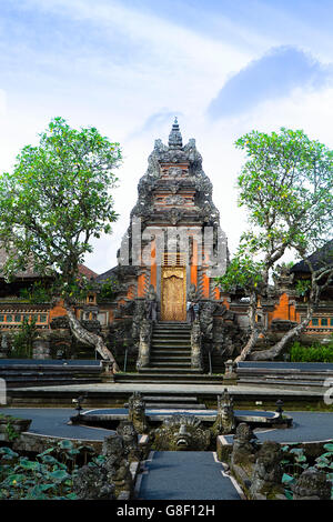 Temple Pura Taman Saraswati à Ubud Banque D'Images