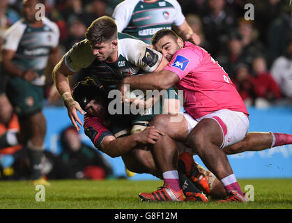Mike Williams (au centre) de Leicester Tigers est attaqué par le Stade Francais, Rabah Slimani (à droite) et Paul Gabrilligues lors de la Champions Cup, match de billard four à Welford Road, Leicester. Banque D'Images